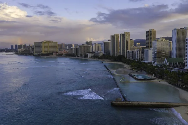 Honolulu Oahu Adası Hawaii Deki Ünlü Waikiki Sahili Nin Üzerinde — Stok fotoğraf