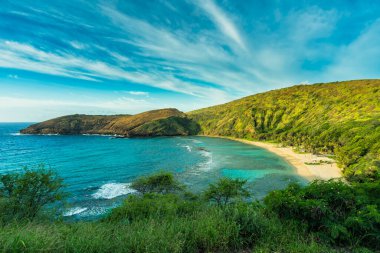 Hanauma Körfezi Genel Bakış, Oahu, Hawaii. Mavi gökyüzü ile sabah ışığı