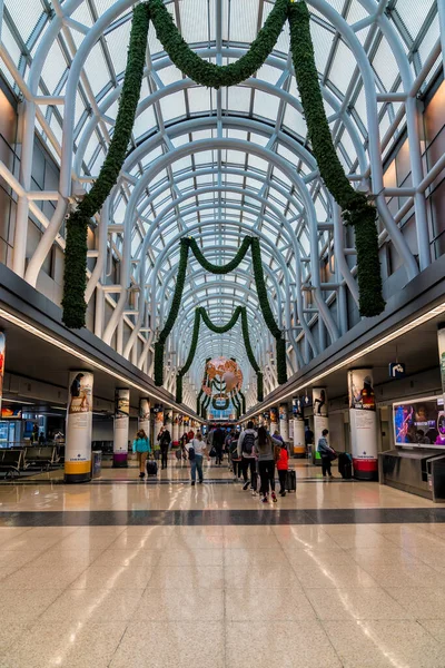 Chicago Hare Havaalanı Nda Noel Süsleri Yolcuların Kapıya Yürüdüğü Uzun — Stok fotoğraf