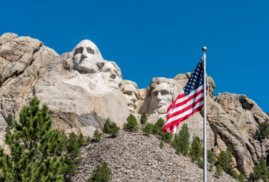 Rushmore Dağı 'nın önünde dalgalanan Amerikan bayrağı Ulusal Heykel, Güney Dakota