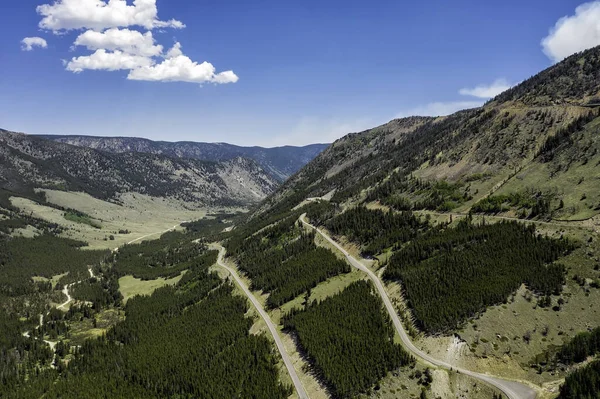 Drogi Zboczach Wysokich Górach Montana Błękitne Czyste Niebo Kilkoma Chmurami — Zdjęcie stockowe