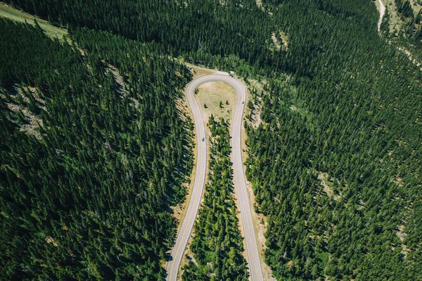 Vista Aérea Sinuoso Camino Alta Montaña Entre Árboles Verdes Día —  Fotos de Stock