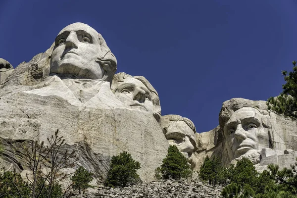 サウスダコタ州のラシュモア山国立記念碑の象徴的なランドマークの極端な閉鎖 山の白い岩から刻まれた有名な4人の大統領の顔 — ストック写真