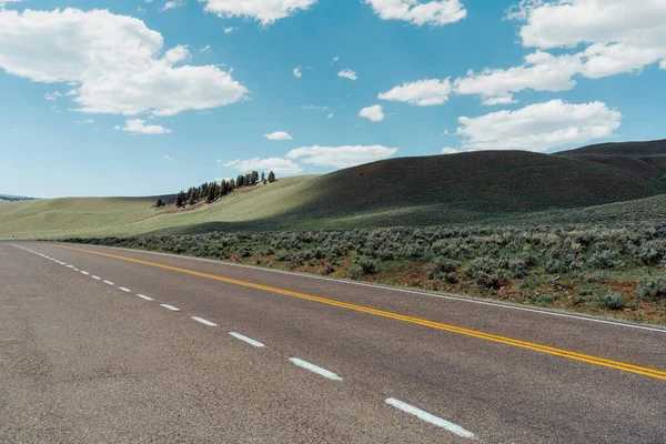 Montana Tepeler Mavi Gökyüzü Olan Boş Asfalt Yol — Stok fotoğraf