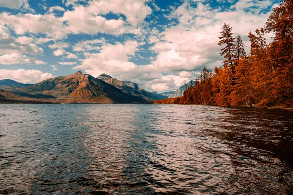 Lago Com Altas Montanhas Parque Nacional Glacier Montana Céu Azul — Fotografia de Stock