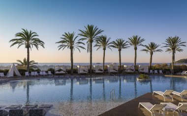 Tropik bir beach resort, güzel gündoğumu