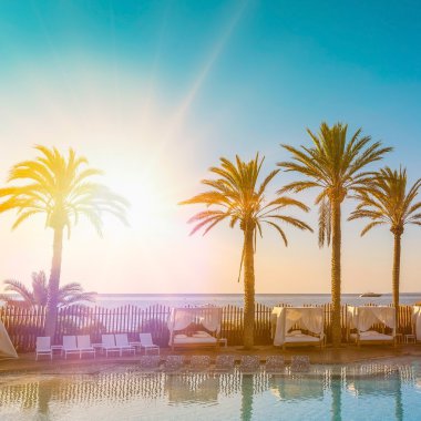 Tropik bir beach resort, güzel gündoğumu