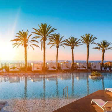 Tropik bir kumsal beldesinde güneş doğarken