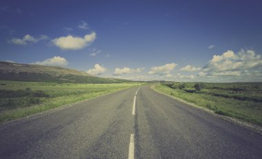 İzlanda dağlarında asfalt yol