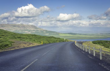 İzlanda'nın yüksek dağlarında eğri asfalt yol