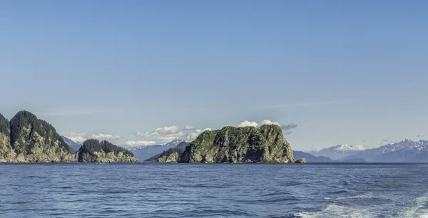 Seward, alaska, usa yakınındaki dağların üzerinde mavi gökyüzü — Stok fotoğraf