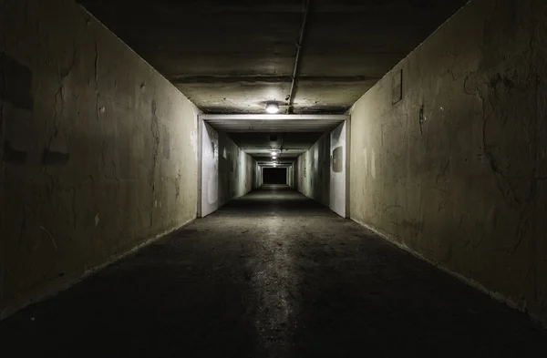 Пустой туннель ночью — стоковое фото