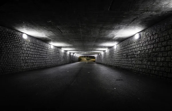 Leerer dunkler Tunnel in der Nacht — Stockfoto