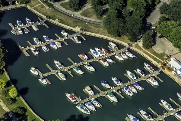 Barcos en pequeño puerto, vista aérea —  Fotos de Stock