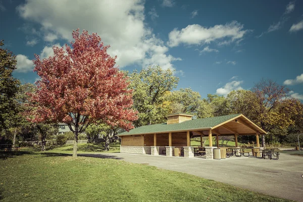 Aire de jeux dans un parc pendant la saison d'automne — Photo