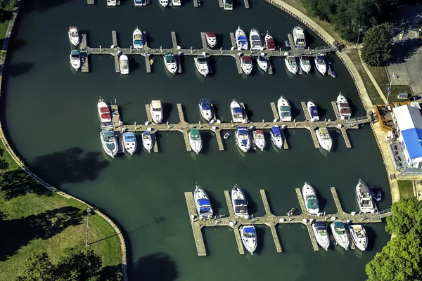 Barcos en pequeño puerto, vista aérea —  Fotos de Stock