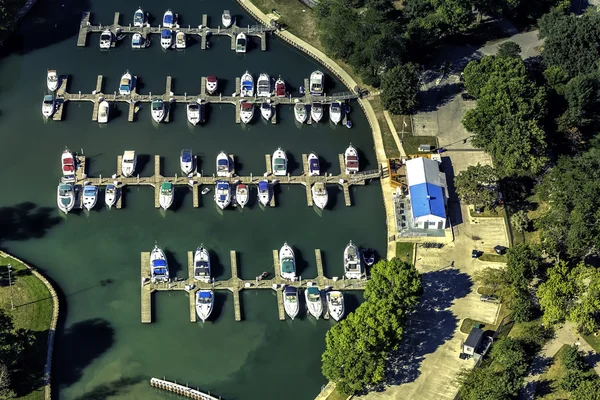 Barcos en pequeño puerto, vista aérea — Foto de Stock