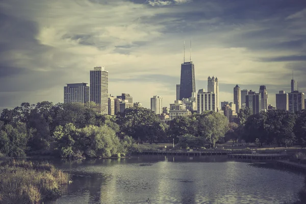 Parque de la ciudad contra el horizonte del centro de Chicago — Foto de Stock