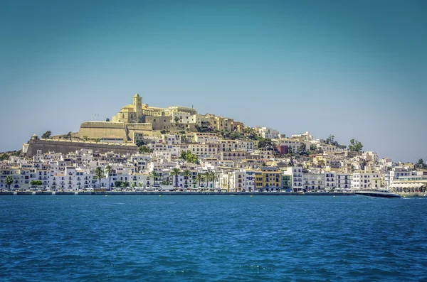 De oude stad Ibiza Eivissa met blauwe Middellandse zee uitzicht op de stad — Stockfoto