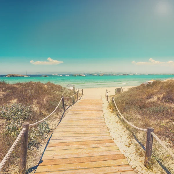 Toegang tot het strand met houten walkpath — Stockfoto