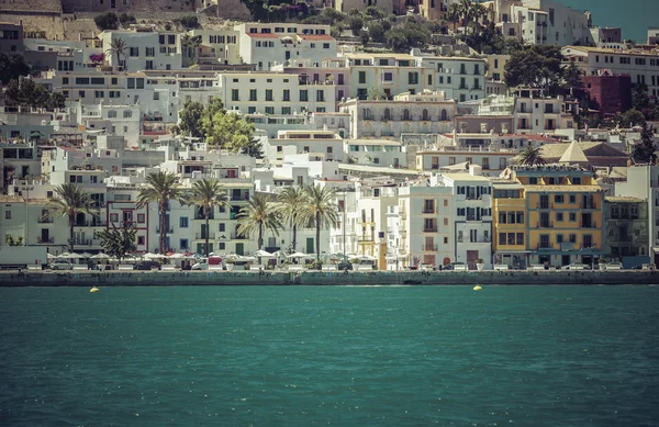 Ibiza eivissa Altstadt mit blauem Mittelmeer — Stockfoto