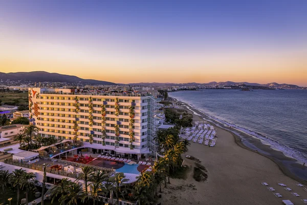 Ushuaia Hotel sulla spiaggia Playa d'en Bossa a Ibiza. Famoso hotel durante il tramonto . — Foto Stock