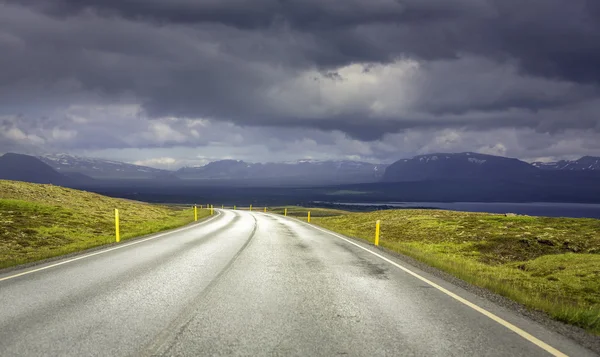 Route asphaltée courbe dans les hautes montagnes d'Islande — Photo