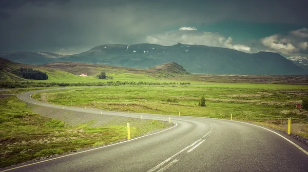 アイスランドの高山で湾曲したアスファルト道路 — ストック写真