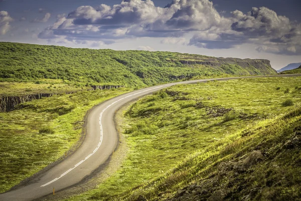 Strada asfaltata curva in alta montagna dell'Islanda — Foto Stock