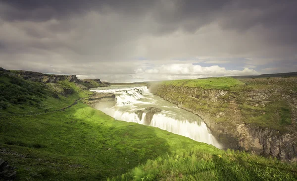 Gullydeckel-Wasserfall mit Regenbogen in Island — Stockfoto