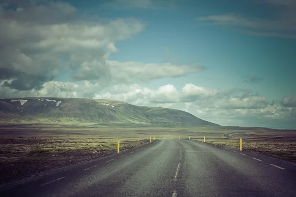 アイスランドの高山で湾曲したアスファルト道路 — ストック写真