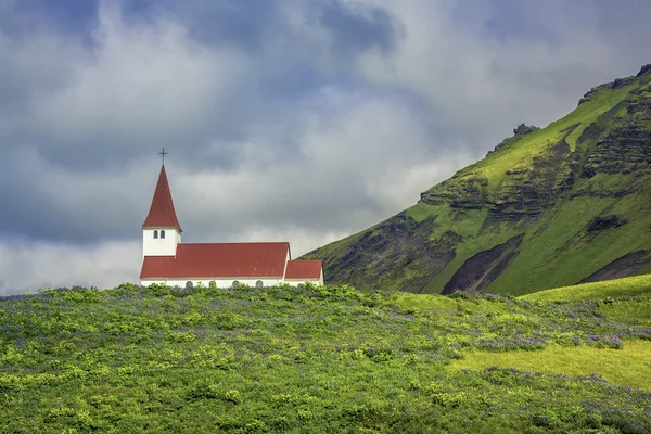 Iglesia en Vik - Ciudad pequeña en el sur de Islandia — Foto de Stock