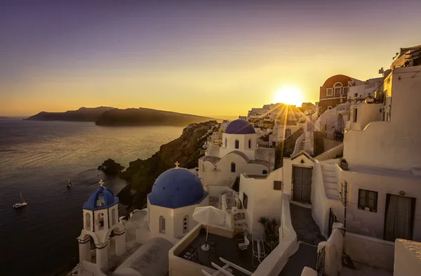 Sonnenuntergang Blick auf die blauen Kuppelkirchen von Santorini, Griechenland — Stockfoto