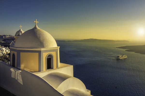 Pequeña iglesia tradicional en Thira, Santorini, Grecia-aspecto vintage —  Fotos de Stock