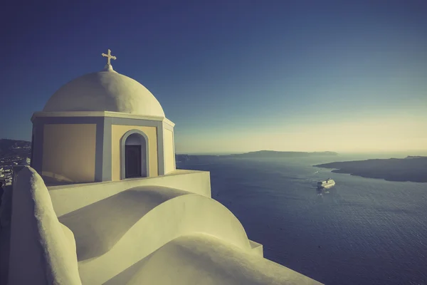 ティーラ島、サントリーニ島、ギリシャのビンテージ ルックの伝統的な教会 — ストック写真