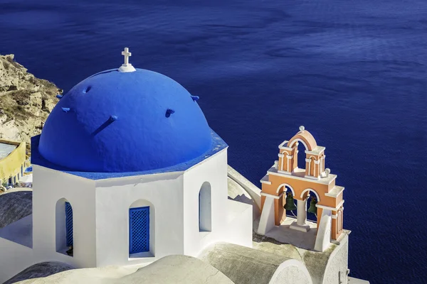 Santorini escena con famosas iglesias cúpula azul, Grecia — Foto de Stock