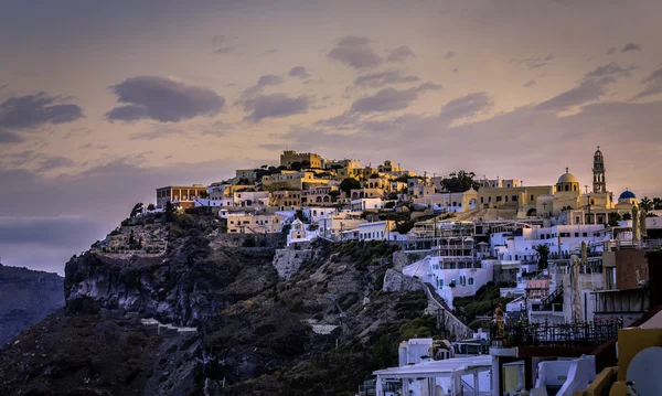 Zonsopgang boven de stad van Fira, Santorini eiland-Griekenland — Stockfoto