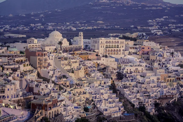 Personas viendo atardecer en Fira, Isla de Santorini, Grecia —  Fotos de Stock