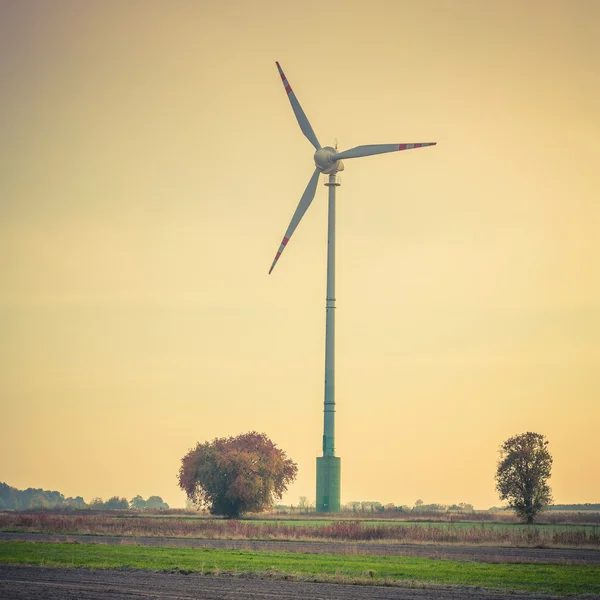 Wind turbine silhouet in het avondrood — Stockfoto