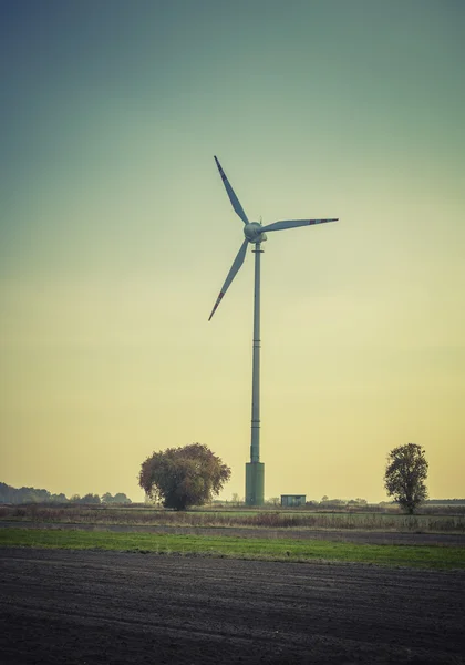 Silueta de turbina de viento en el cielo del atardecer — Foto de Stock