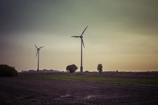 Wind turbines silhouette in the sunset sky — Stock Photo, Image