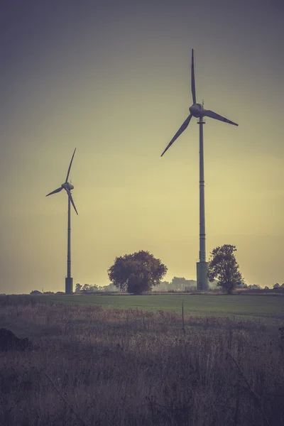Силуэт ветряных турбин в небе заката — стоковое фото