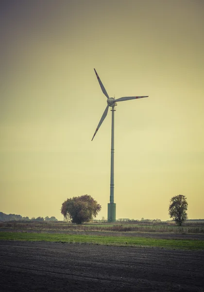 Силуэт ветряной турбины в закатном небе — стоковое фото