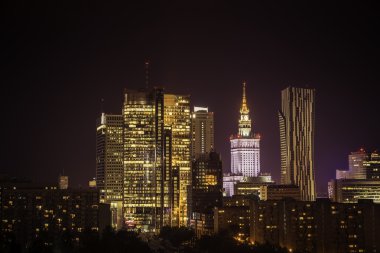 Varşova şehir merkezinde, gece