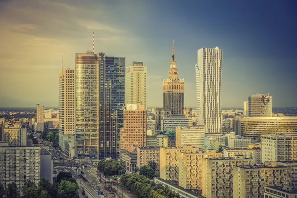 Varsóvia centro financeiro no final da tarde, Polônia — Fotografia de Stock