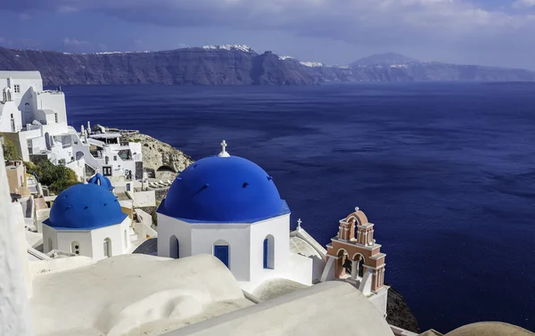 Isla de Santorini escena con iglesias cúpula azul, Grecia —  Fotos de Stock