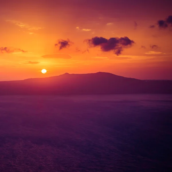 Beroemde zonsondergang boven de Caldera uitzicht over zee in Santorini eiland, Griekenland — Stockfoto