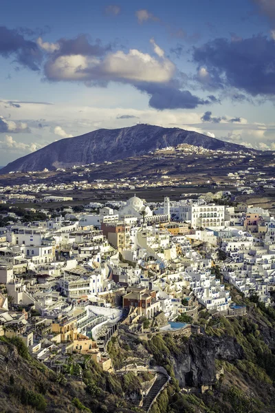 Vista da bela aldeia de Fira na Ilha de Santorini, na Grécia — Fotografia de Stock