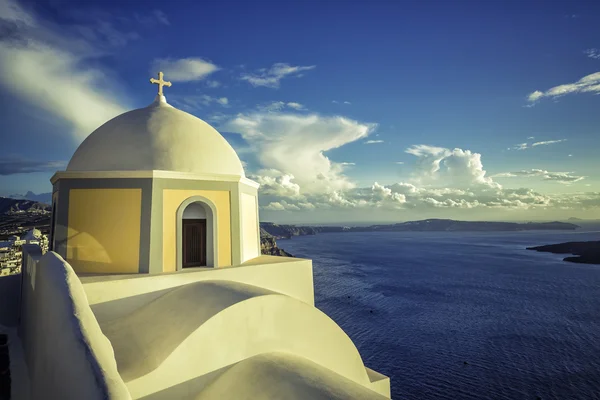 Tradiční církve na útesu v letovisku Fira, řecký ostrov Santorini — Stock fotografie