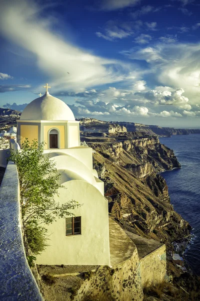 Traditionelle Kirche auf der Klippe in Fira, Santorini Insel in Griechenland — Stockfoto